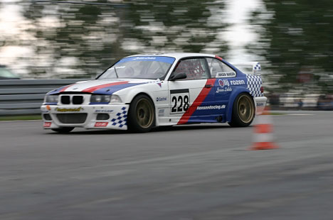 Fart over flugten - Jørgen Hansen og den nye M3'er igang med at finde hinanden på Ring Djurslands kuperede asfalt.